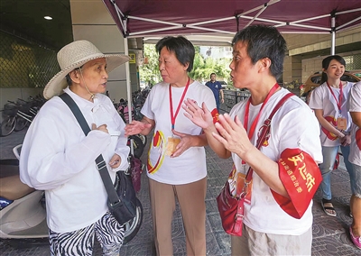 “武林大妈”问家长里短，护邻里平安。.jpg