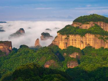 东部华侨城是国内首个集休闲度假、观光旅游、户外运动、科普教育、生态探险等主题于一体的'大型综合性国家生态旅游示范区